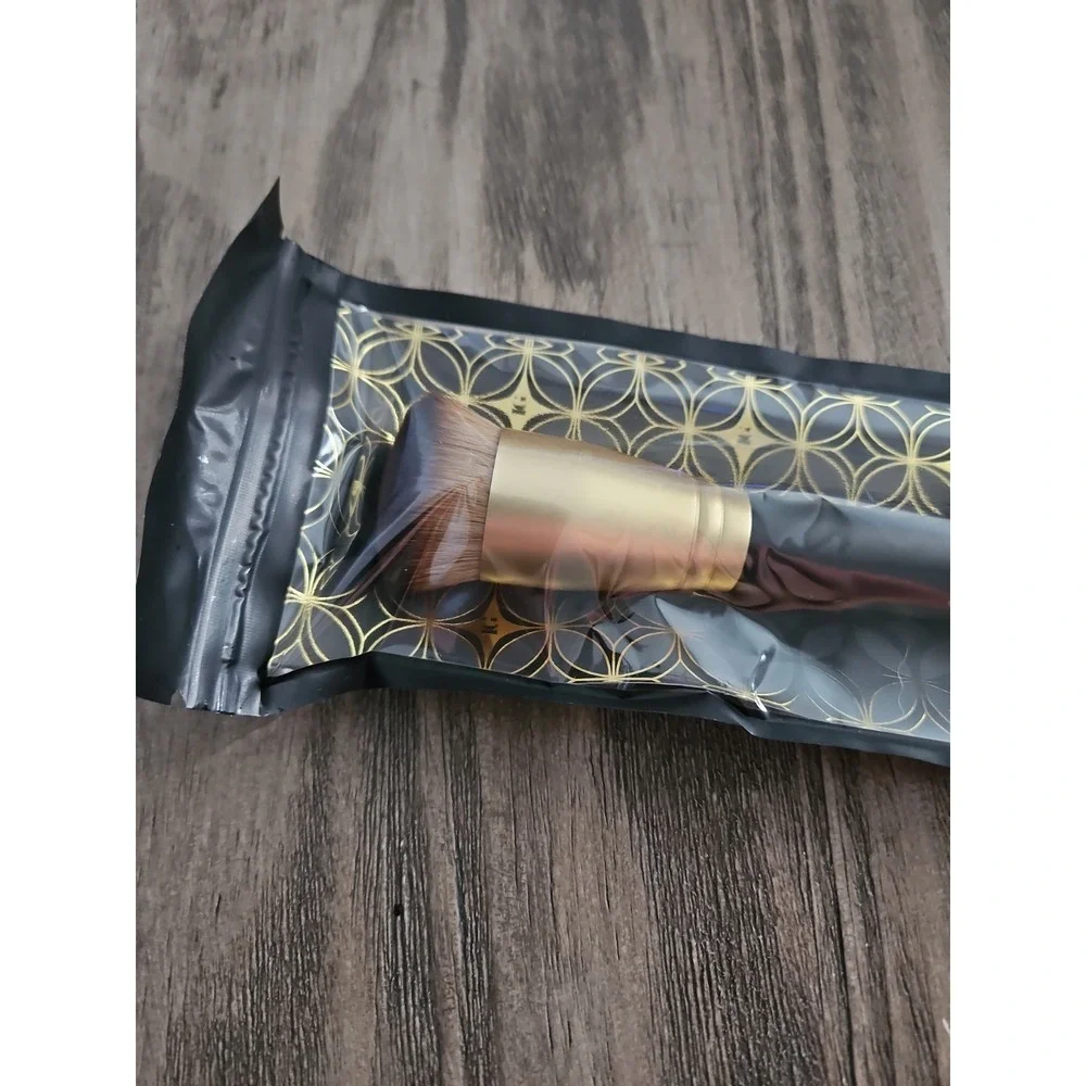 LAURA GELLER Full Coverage Foundation Blending Brush  (NEW)